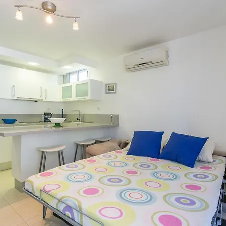 Flatguest - Adelfas 15